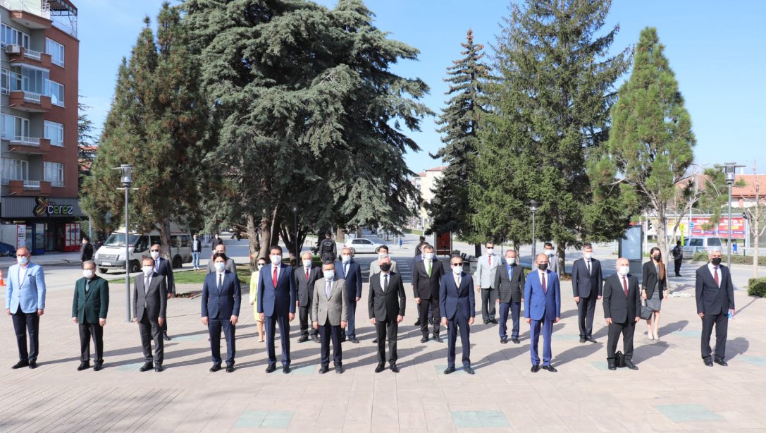 23 Nisan Ulusal Egemenlik ve Çocuk Bayramı Sebebiyle Atatürk Anıtı'nda Çelenk Sunma Töreni Gerçekleştirildi