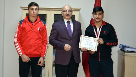 Şampiyon Güreşçiler İl Milli Eğitim Müdürümüz Sayın Seyit Ali BÜYÜK Tarafından Ödüllendirildi.