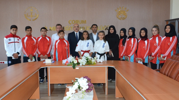 Halk Eğitim Merkezinin Başarılı Sporcuları İl Milli Eğitim Müdürümüz Sayın Seyit Ali BÜYÜKü ziyaret ettiler.