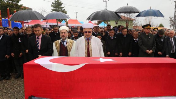 Milli Eğitim Bakanımız Sayın İsmet YILMAZ Şehit Er Hidayet TOKMAKın Cenaze Törenine Katıldı