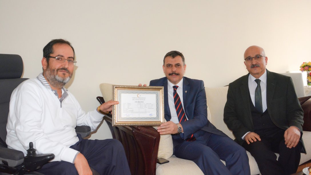 Valimiz Sayın Mustafa ÇİFTÇİ  açık liseden mezun olan Erhan ÖLÇERi evinde ziyaret ederek diplomasını taktim etti.