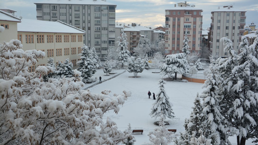 Yoğun Kar Yağışı Nedeniyle Okullar Bir Gün Tatil