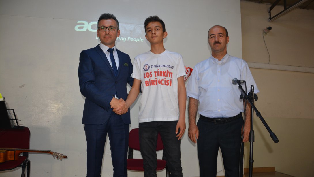İl Milli Eğitim Müdürümüz Sayın Ömer YILMAZ, LGS Türkiye Birincisi Uğur Arslan ŞEN'i  Tebrik Etti
