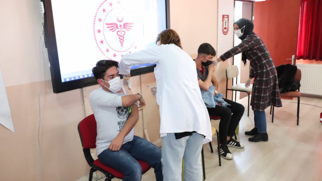 Mehmetçik Anadolu Lisesi Öğrencilerine Kovid-19 Aşıları Yapıldı